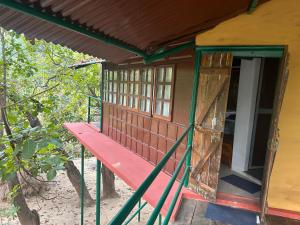 Ein Balkon oder eine Terrasse in der Unterkunft Treehouse at Kamp