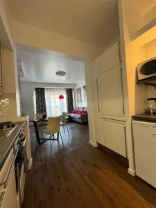 eine Küche und ein Wohnzimmer mit Tisch und Stühlen in der Unterkunft Rachelle in Blankenberge