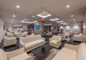 Гостиная зона в Manazel Al Zaireen Hotel
