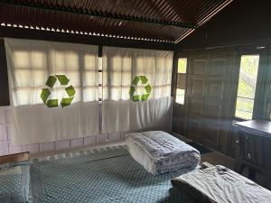 Ein Bett oder Betten in einem Zimmer der Unterkunft Treehouse at Kamp