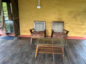 Ein Sitzbereich in der Unterkunft Treehouse at Kamp