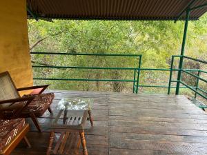 Ein Balkon oder eine Terrasse in der Unterkunft Treehouse at Kamp