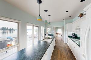 Φωτογραφία από το άλμπουμ του Honeysuckle Beach Retreat σε Hayden Lake +23 φωτογραφίες