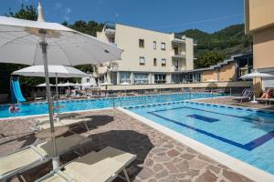 Basen w obiekcie Hotel San Pietro lub w pobliżu