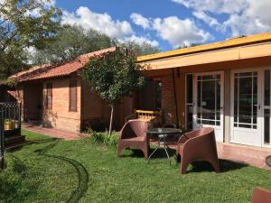 ミナ・クラベロにあるApart hotel La Posaditaの中庭のパティオ(椅子、テーブル付)