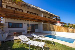 Bazén v ubytování Mar Azul nebo v jeho okolí