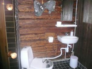 a bathroom with a toilet and a sink at Kargoja Talu in Saunametsa