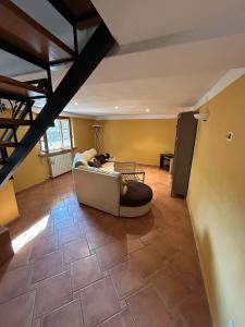 a living room with a couch sitting on a tile floor at Casa Serena in Massarosa