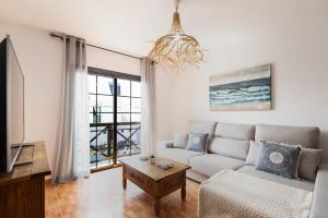 a living room with a couch and a table at Apartamento La Falúa in Lajita