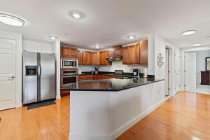 Kuchyň nebo kuchyňský kout v ubytování Premier Ocean-Side 2BR at Grand Victorian