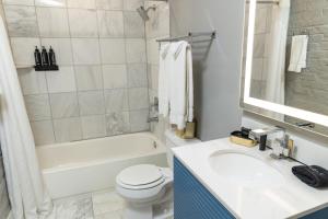 Ένα μπάνιο στο Inn on St. Peter, a French Quarter Guest Houses Property +15 φωτογραφίες