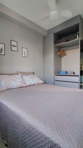 Un dormitorio con una gran cama blanca en una habitación. en 04 - Apto Studio Liberdade Sé 500'Metrô, en São Paulo 75 fotos más