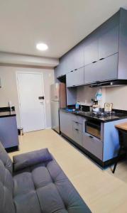 Una gran cocina con un sofá en una habitación. en 04 - Apto Studio Liberdade Sé 500'Metrô, en São Paulo