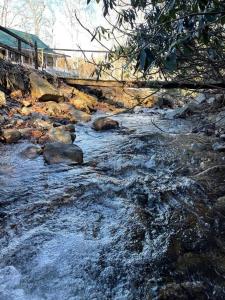 einen Fluss mit Felsen und Schnee auf dem Boden in der Unterkunft Relaxing Creek Cabin in Canton