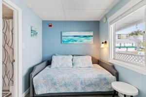 Un dormitorio pequeño con una cama y una ventana. en Cozy 1-Bedroom Suite Steps from the Beach (464), en Old Orchard Beach