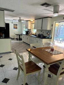 Dapur atau dapur kecil di Bonita Mango House