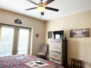 ピジョン・フォージにあるUnit 2305 - Bear Haven - Mountain View Condosのベッドルーム(天井ファン、テレビ付) +25枚の写真