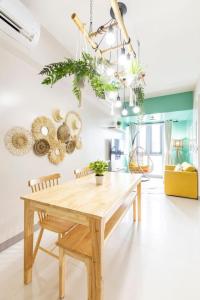 Χώρος καθιστικού στο Urban Oasis Serenity in the City w Pool Gym More