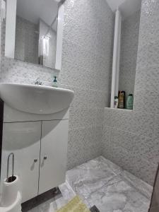 Ένα μπάνιο στο Anna Home +5 φωτογραφίες