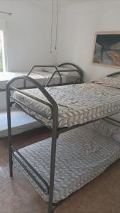 Un par de literas en una habitación en Casa Ocas 2 barbacoas y chimenea, en Orihuela