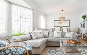 ein Wohnzimmer mit Sofa und Tisch in der Unterkunft Nice Home In Chiclana De La Fronter in Chiclana de la Frontera