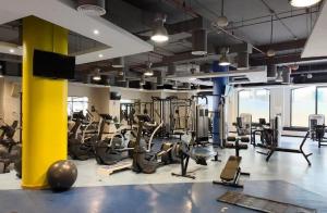 迪拜Ora Place JBR的拥有多台跑步机和有氧运动器械的健身房