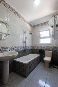 Ένα μπάνιο στο Hyat Suites & Rooms +34 φωτογραφίες