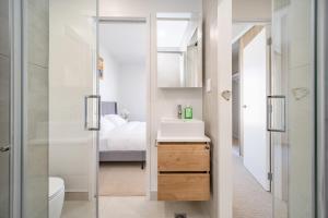 Gallery image of Brand new beautiful townhouse with two bedrooms and free parking in Auckland +9 photos