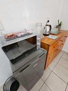 Η κουζίνα ή μικρή κουζίνα στο De Villa Guesthouse