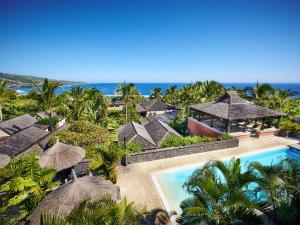 uma vista aérea de um resort com uma piscina em Iloha Seaview Hotel em Saint-Leu
