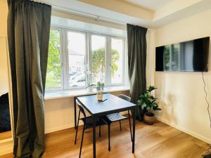 Un comedor con una mesa y una ventana. en aday - Holiday charming Studio, en Aalborg
