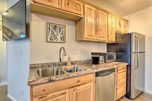Coastal-View Apartment Near Downtown Anchorage!的厨房或小厨房