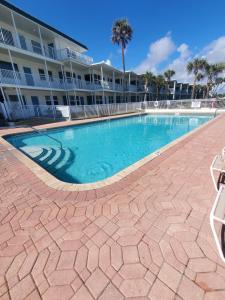 Πισίνα στο ή κοντά στο Beachside Bliss Ocean-View Condo with Pool and Private Beach Access Perfect for Families and Couples