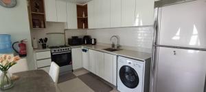 Dapur atau dapur kecil di Upscale 2BR apartment with a complete view of the sea on Al Reem Island
