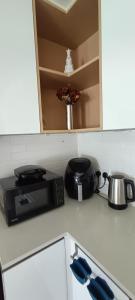 Dapur atau dapur kecil di Upscale 2BR apartment with a complete view of the sea on Al Reem Island