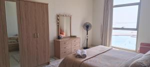 Katil atau katil-katil dalam bilik di Upscale 2BR apartment with a complete view of the sea on Al Reem Island