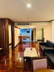 Ruang duduk di Rent Omni Tower Apartments Nana Bangkok - Prime Sukhumvit location