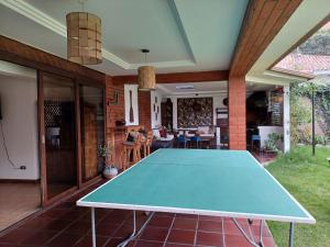 Stolní tenis v ubytování Hostal Mochiliers Bed and Breakfast nebo okolí