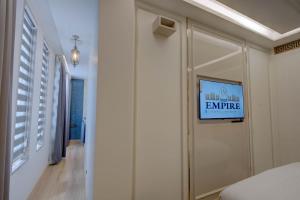 Postel nebo postele na pokoji v ubytování EMPIRE PLATINUM SUITES,New Delhi