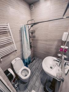 um banheiro com vaso sanitário e pia em Best Builder em Tbilisi