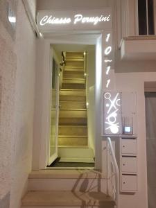 a staircase in a building with a sign that reads chima parnasi at Dimora Vima in Monopoli