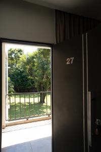 eine offene Tür mit Blick auf eine Veranda in der Unterkunft Hotel Oaky in Posadas + 12 Fotos