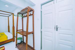 Palanda nebo palandy na pokoji v ubytování Shinestar Villa Mirissa