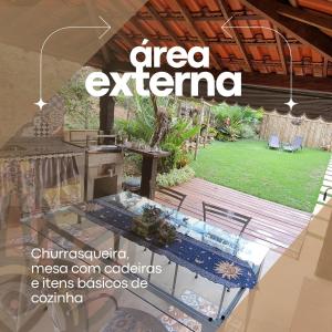 une couverture de magazine d'un patio avec une table et des chaises dans l'établissement Hospedagem Cachoeira do Tabuleiro, à Cachoeira do Tabuleiro 77 autres photos