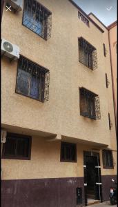 a building with four windows on the side of it at Appartement B à 7min de l’aéroport de Marrakech in Marrakech