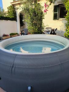 a hot tub in the backyard of a house at Apartamento con terraza y jacuzzi, zona ciutadella in Cala en Blanes
