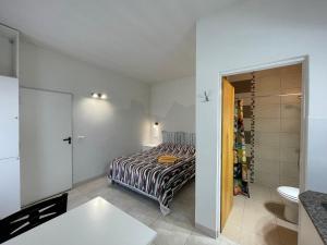 a bedroom with a bed and a bathroom at Habitación 2 personas Monte Hermoso in Monte Hermoso
