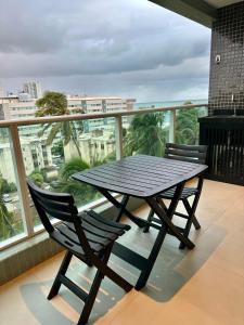 een tafel en 2 stoelen op een balkon met uitzicht bij RN Studio Premium 505 - Vista Mar in Maceió