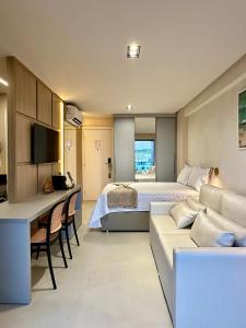 een hotelkamer met twee bedden en een bank bij RN Studio Premium 505 - Vista Mar in Maceió