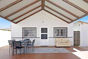 una sala de estar con una mesa y sillas en Casa Orquidea, en El Palmar